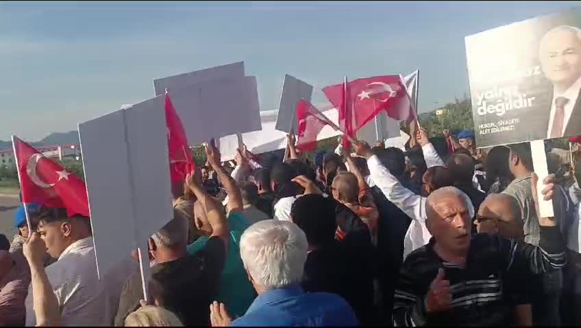 ANTALYA'DA MESUT KOCAGÖZ’ÜN TUTUKLANMASINA CHP’LİLERDEN PROTESTO