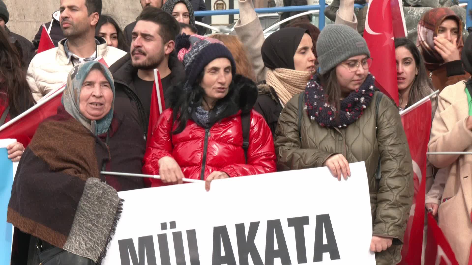 ATAMA BEKLEYEN ÖĞRETMENLER ANKARA’DA EYLEM YAPTI... “İLK DEFA ÜCRETLİ ÖĞRETMENLİK YAPMAK ZORUNDA KALDIM. 14 SAAT DERSE GİRİYORUM, ALACAĞIM PARA 7 BİN 500 TL, SİGORTA YARIM. HAKKIMIZI İSTİYORUZ”