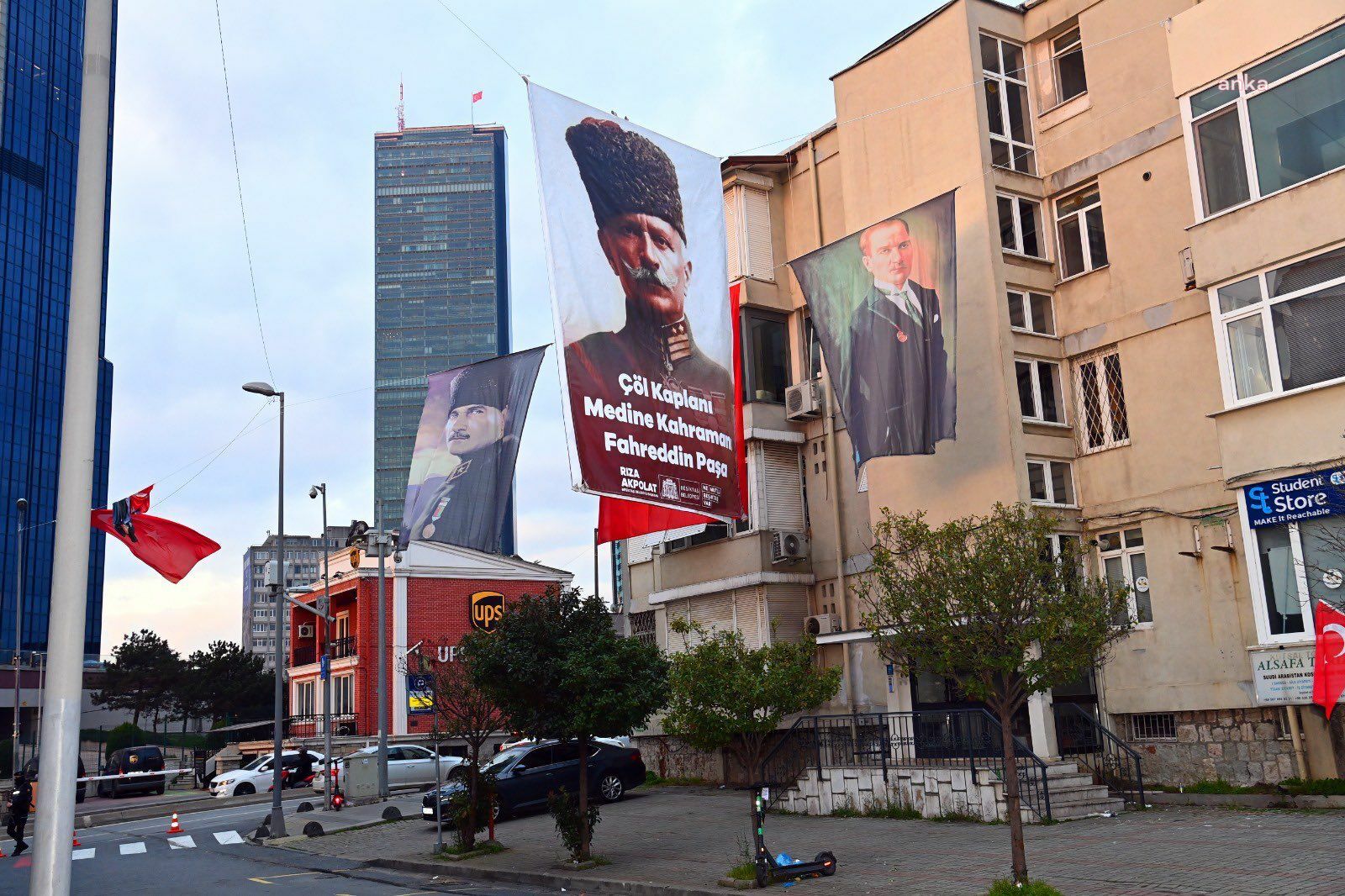 BEŞİKTAŞ’TA SUUDİ ARABİSTAN BAŞKONSOLOSLUĞU’NUN OLDUĞU SOKAK ATATÜRK, FAHREDDİN PAŞA GÖRSELLERİ VE TÜRK BAYRAKLARIYLA DONATILDI