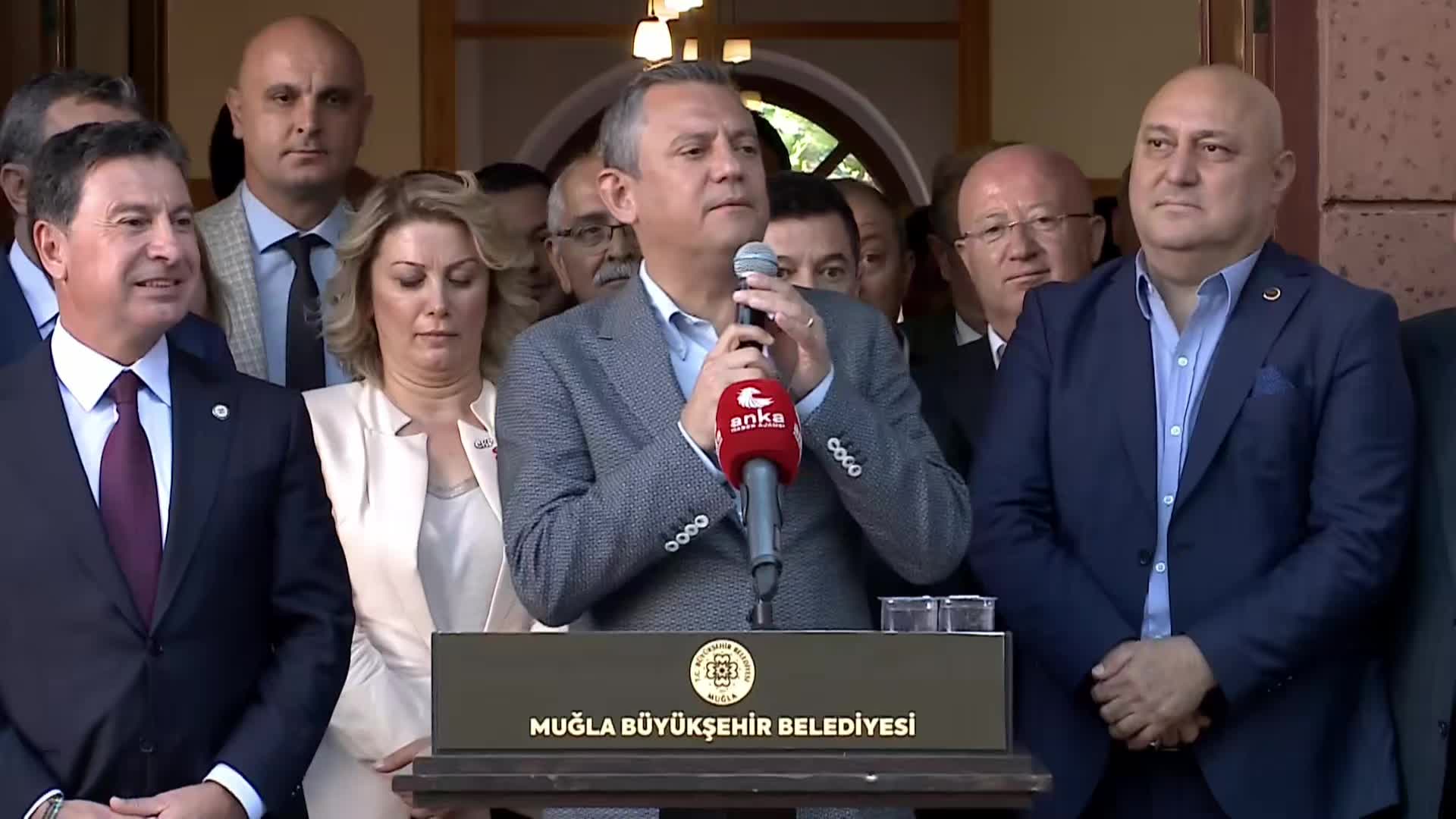 CHP Lideri Özel: "El tutuşmaya devam ederseniz, bu millet size şaşı bakmayı bırakın, gönlünden söküp atacak"