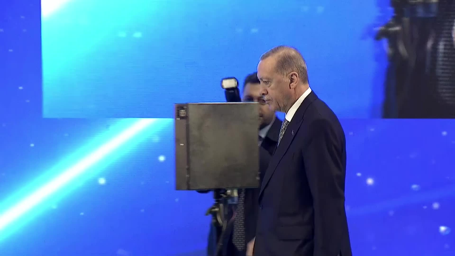 ERDOĞAN: EN ZOR ANINDA DEVLETİNE UMUT BAĞLAYAN KARDEŞLERİMİZİN HİÇBİRİSİNE BUGÜNE KADAR MAHCUP OLMADIK