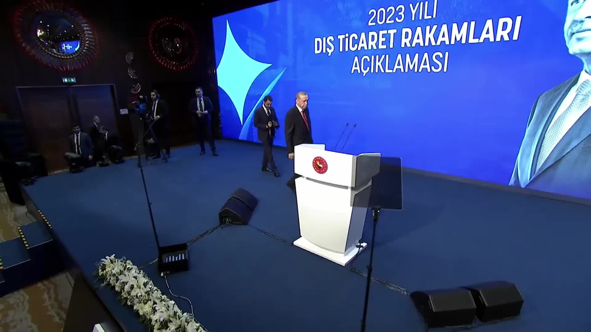 ERDOĞAN: "MUHALEFET AKTÖRLERİ GÜNDEME GELMEK UĞRUNA NEFRET SİYASETİNE GÖNÜLLÜ FİGÜRANLIK YAPMAKTADIR"