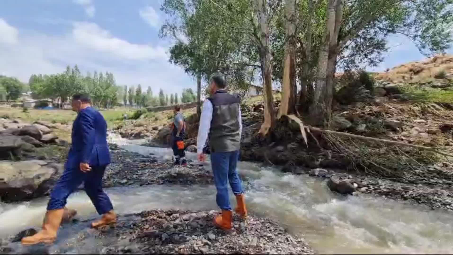 Erzurum Valisi Çiftçi, selden etkilen Tekman ilçesinde incelemelerde bulundu