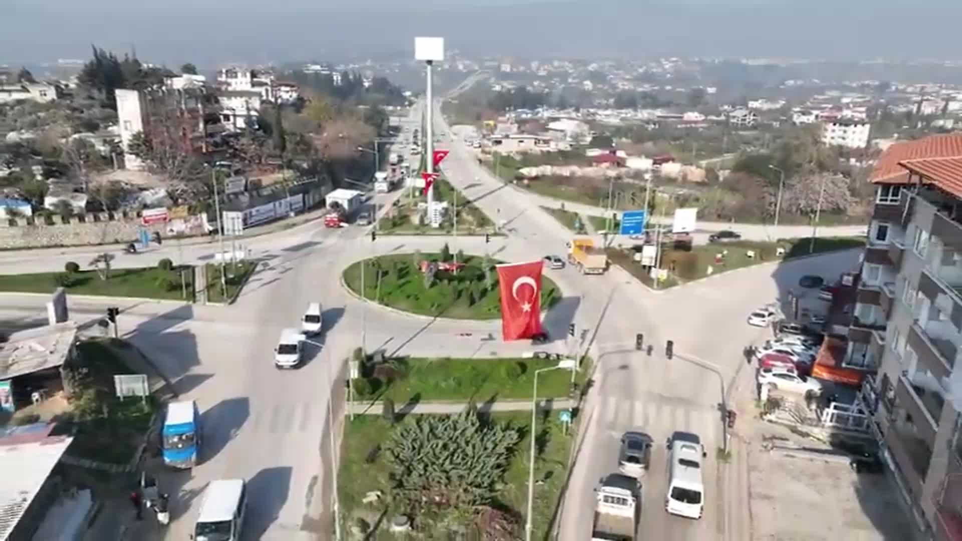 HATAY BÜYÜKŞEHİR BELEDİYESİ, DEPREM VE ŞEHİTLER NEDENİYLE YILBAŞI PROGRAMI YAPMAYACAĞINI DUYURDU. BELEDİYE ŞEHRİ TÜRK BAYRAKLARIYLA DONATTI