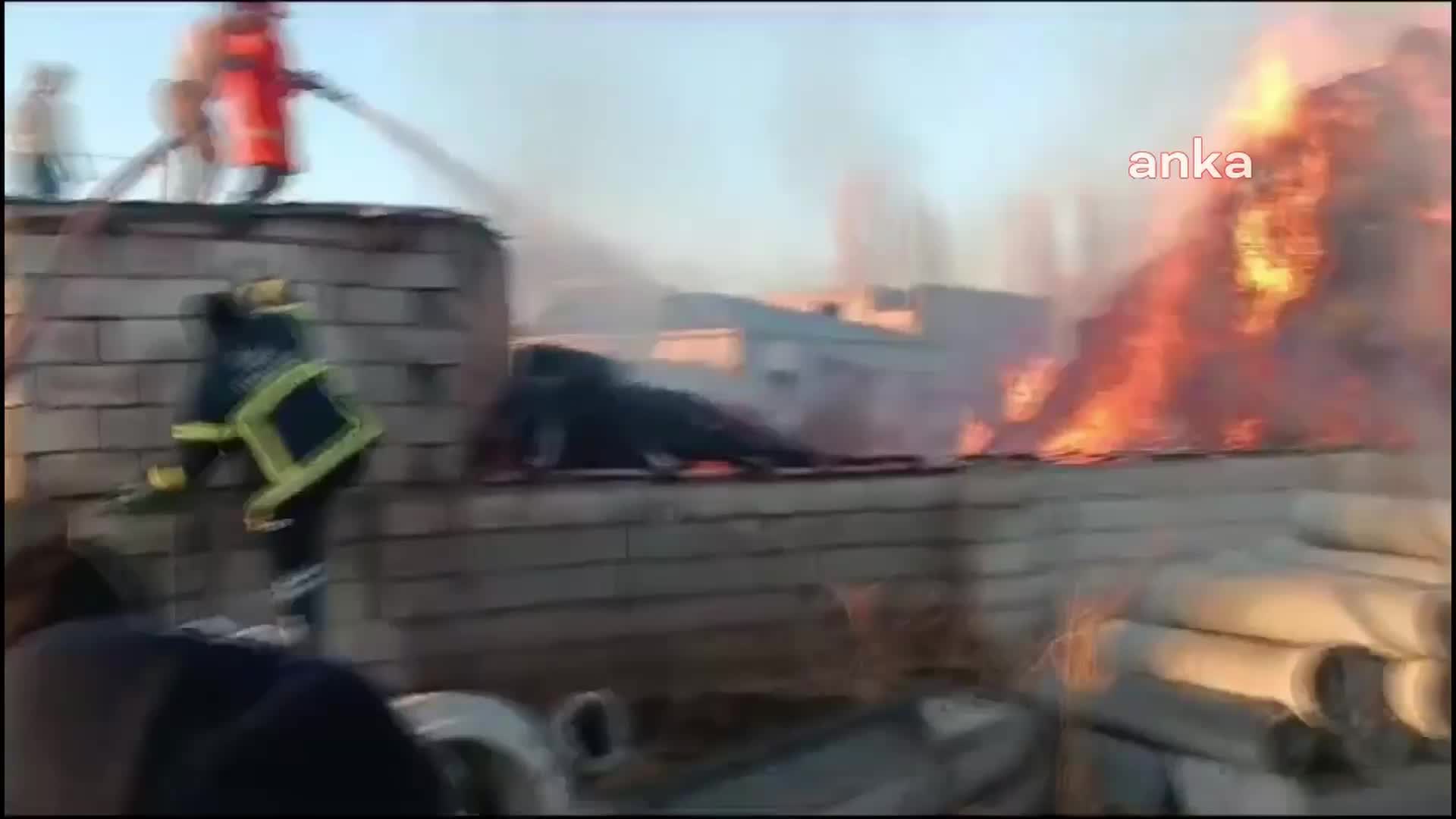 IĞDIR'DA BİR AHIRDA ÇIKAN YANGINDA 200 KOYUN YANMAKTAN SON ANDA KURTARILDI