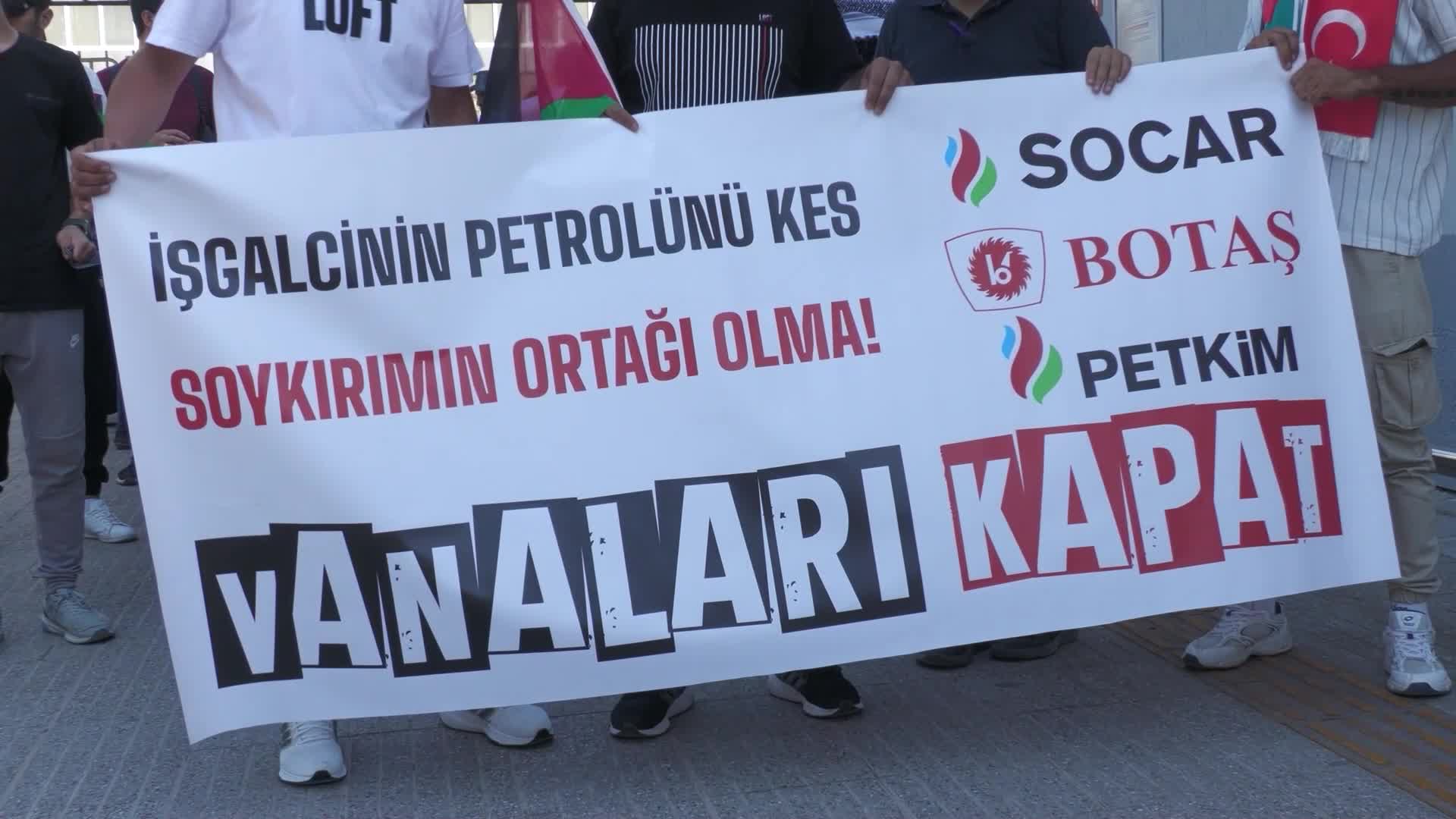 İsrail'e petrol sağladığı belirtilen SOCAR, İzmir'de protesto edildi