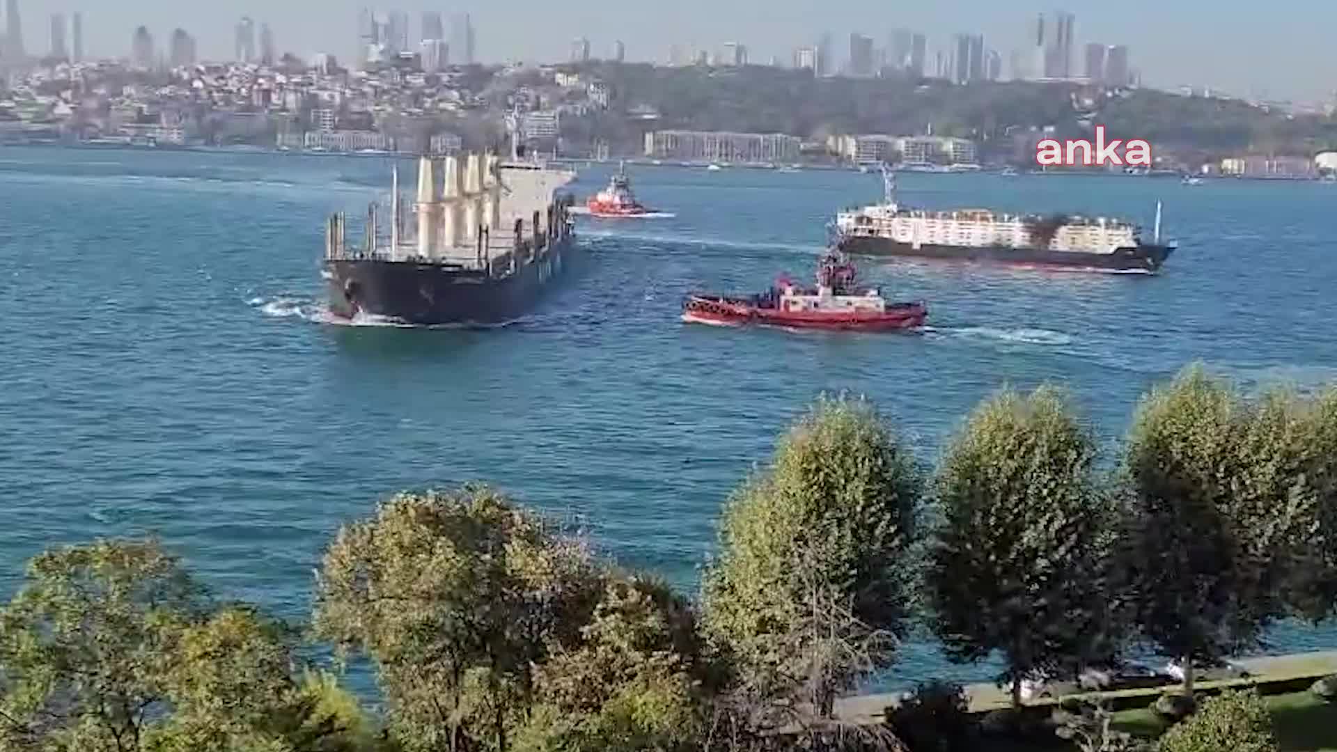 İstanbul Boğazı’nda Üsküdar açıklarında iki gemi çarpıştı, çarpışma anı kameralara yansıdı