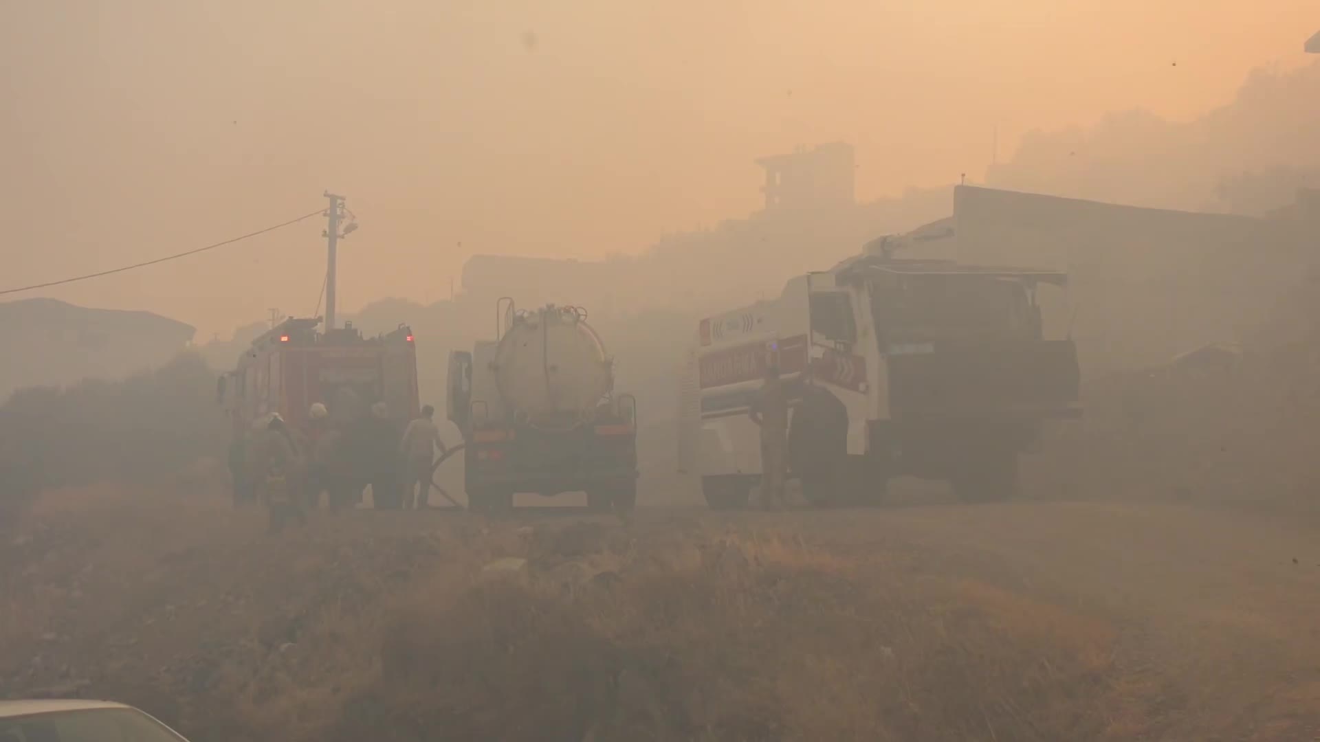 İzmir Dikili'de orman yangını devam ediyor... Bir site tahliye edildi, Çandarlı-Denizköy kara yolu trafiğe kapatıldı