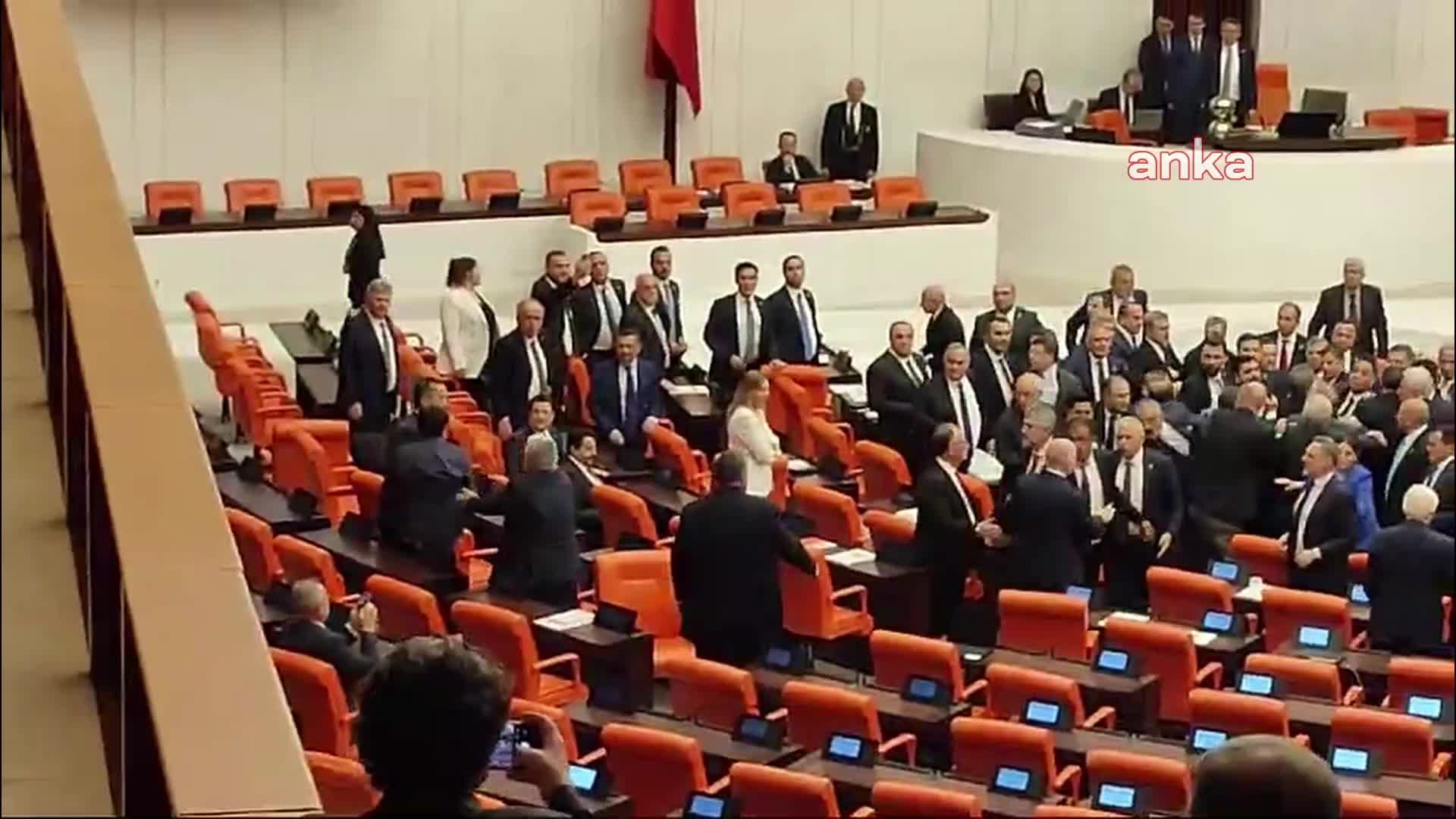 Meclis'te "hırsızlık" kavgası... AKP'li milletvekilleri DEM Partili Bozan'a tekme ve yumruk attı