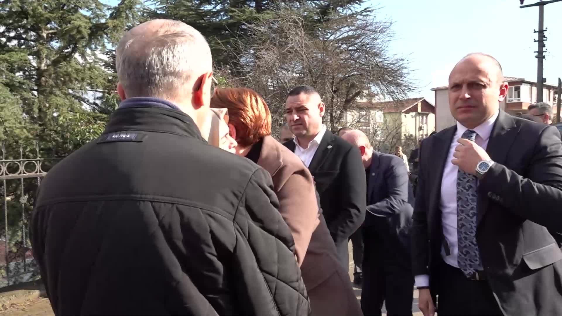 MERAL AKŞENER, HAYATINI KAYBEDEN ABLASI MUALLA ÖZEN İÇİN İZMİT'TE DÜZENLENEN CENAZE TÖRENİNE KATILDI 