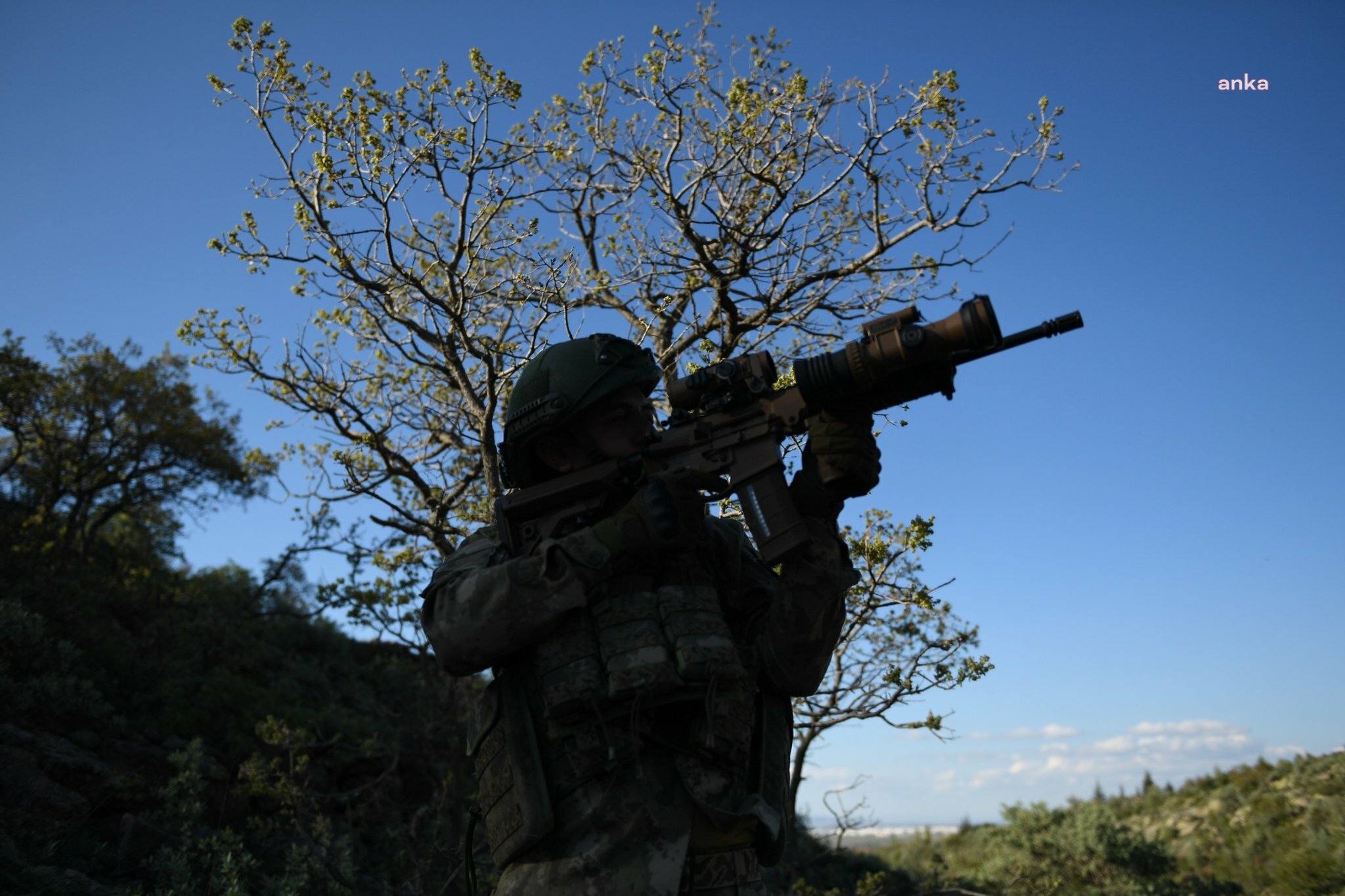 MSB: MEHMETÇİĞİN KARARLI OPERASYONLARI NETİCESİNDE IRAK’IN KUZEYİNDEKİ BARINMA ALANLARINDAN KAÇAN 2 PKK’LI TERÖRİST, HABUR’DA HUDUT KARAKOLUMUZA TESLİM OLDU