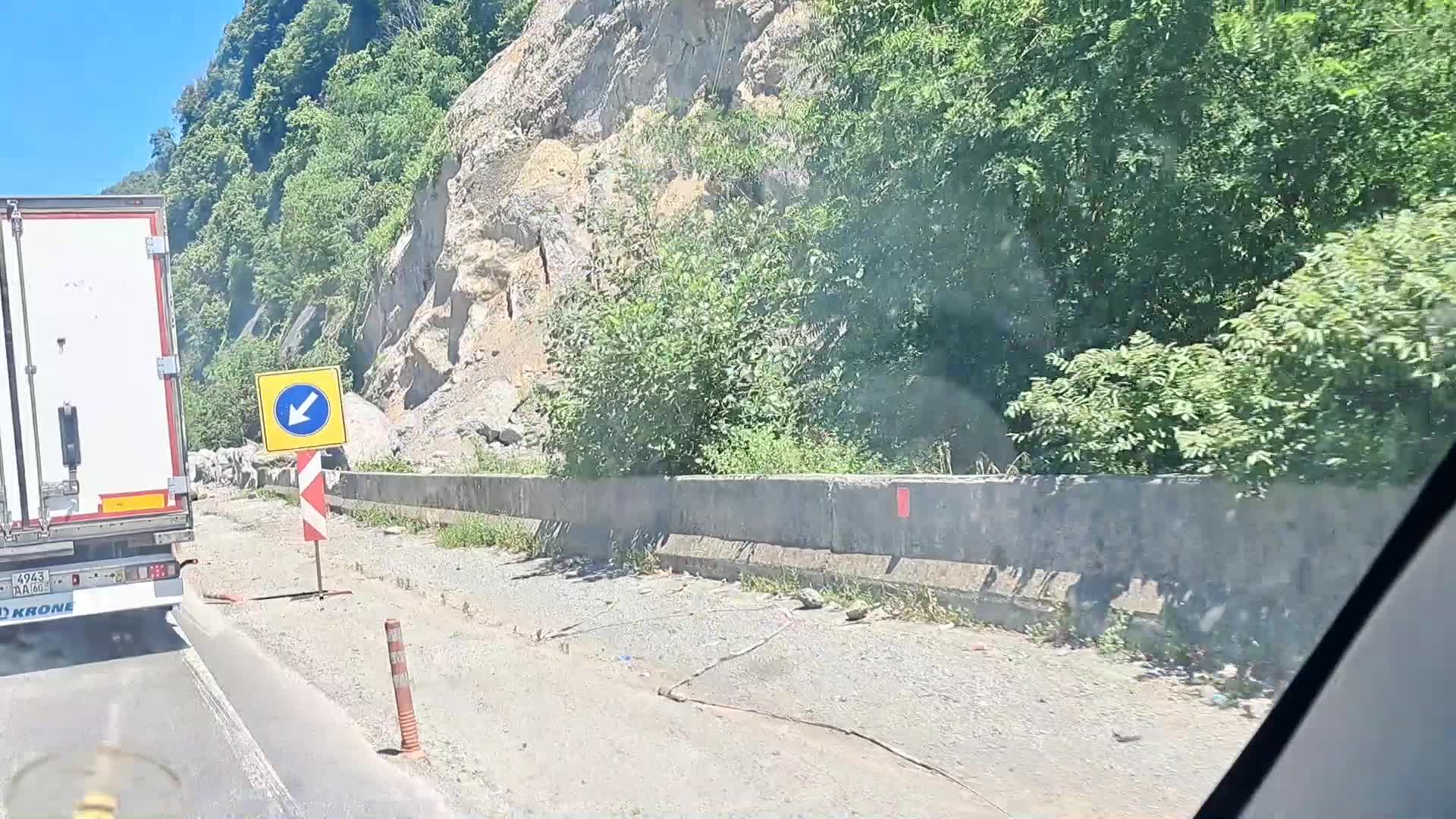 Sarp Sınır Kapısı’na giden yoldaki daralmaya şoförlerden tepki: Sıkışıklıktan dolayı bu yolda sürekli kazalar yaşanıyor