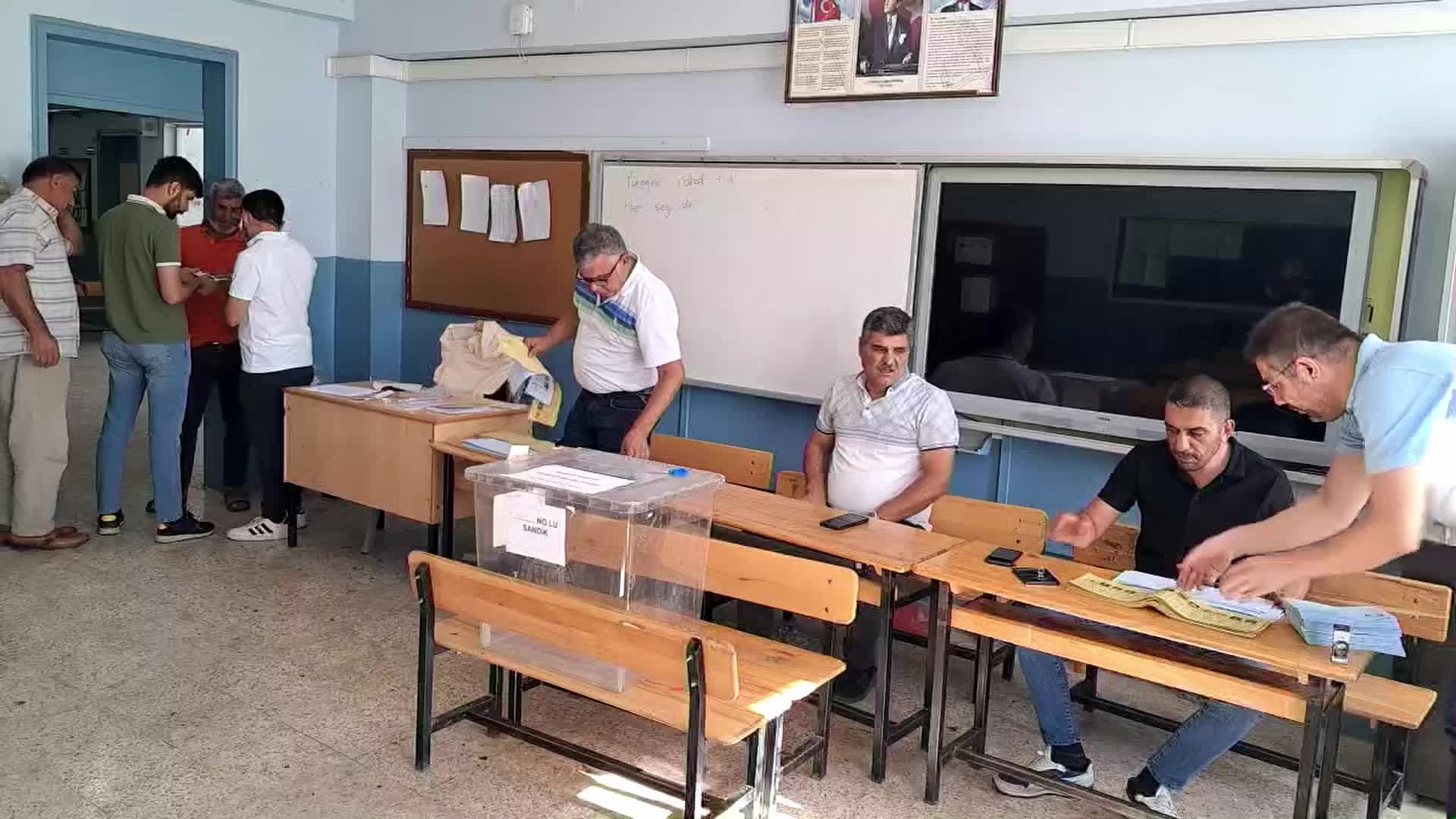 Seçimlerin yenilendiği Hilvan’da oy kullanma işlemi başladı