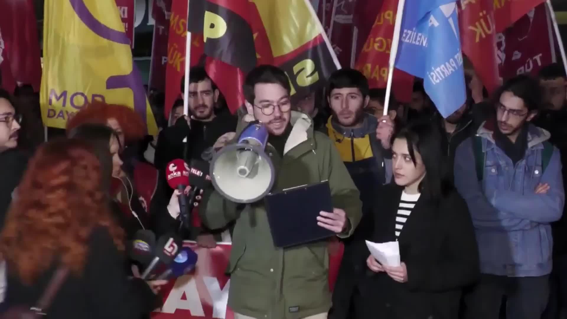 TİP İZMİR İL ÖRGÜTÜ, CAN ATALAY'IN MİLLETVEKİLLİĞİNİN DÜŞÜRÜLMESİNİ PROTESTO ETTİ: "HATAY HALKININ İRADESİNİ HİÇE SAYMANIN HESABINI MUTLAKA VERECEKSİNİZ"