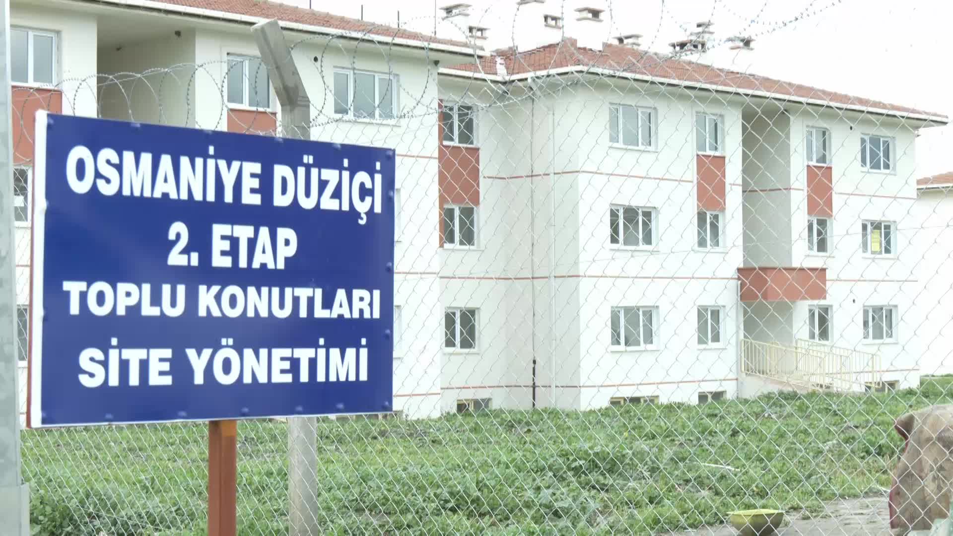 TOKİ, DEPREMZEDELERİN KONTEYNERDE KALDIĞI OSMANİYE’DE KONUTLARI AÇIK ARTIRMA İLE SATTI, BAZI KİŞİLERİN 3-4 TANE DAİRE SATIN ALDIĞI İDDİA EDİLDİ: “BURASININ DEPREMZEDELERİ VERİLECEĞİNİ DÜŞÜNEREK UMUTLANMIŞTIK...3 DAİRE, 4 DAİRE, 5 DAİRE ALANLAR VAR”