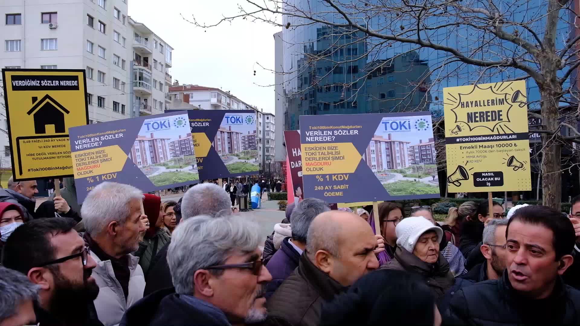 TOKİ MAĞDURLARI ESKİŞEHİR’DEN SESLENDİ: “KİM ELİMİZİ TUTAR, KİM OMUZ VERİRSE BİZ DE ONA DESTEK VERİRİZ. ÇÖZÜM YOKSA OY DA YOK”