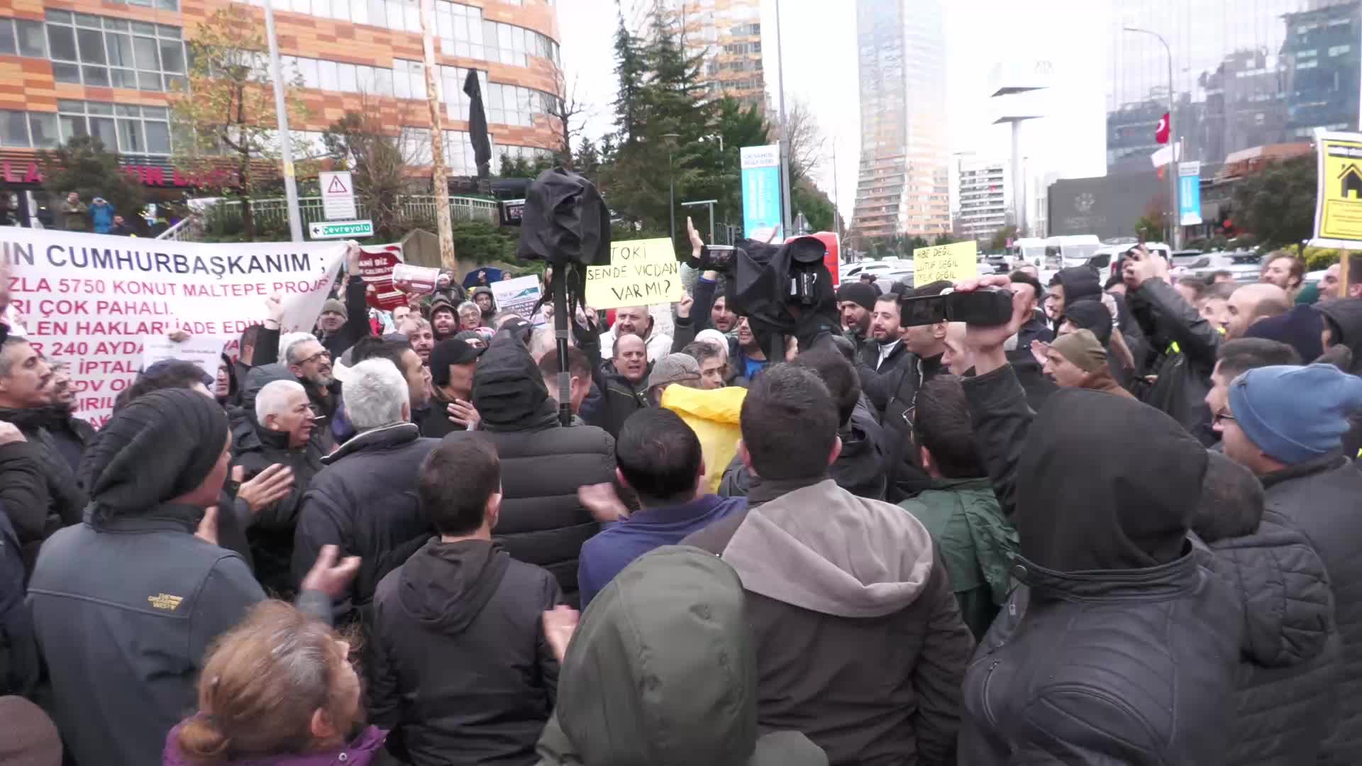 TOKİ MAĞDURLARINDAN İSTANBUL’DA ÇEVRE İL MÜDÜRLÜĞÜ ÖNÜNDE EYLEM: “MURAT KURUM’UN MALİYET ARTIŞLARININ BİZE YANSITILMAYACAĞI VAADİ VARDI. BU SÖZLERİN YERİNE GETİRİLMESİNİ İSTİYORUZ”