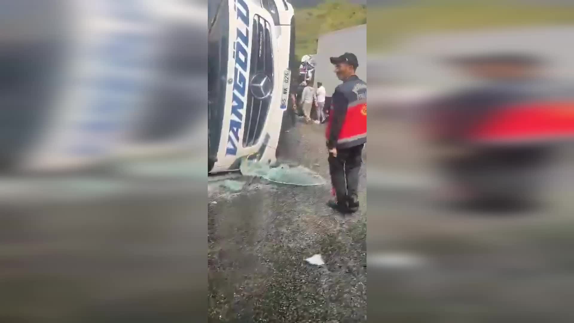 Van-Bitlis karayolunda kaza: 2 ölü 30 yaralı