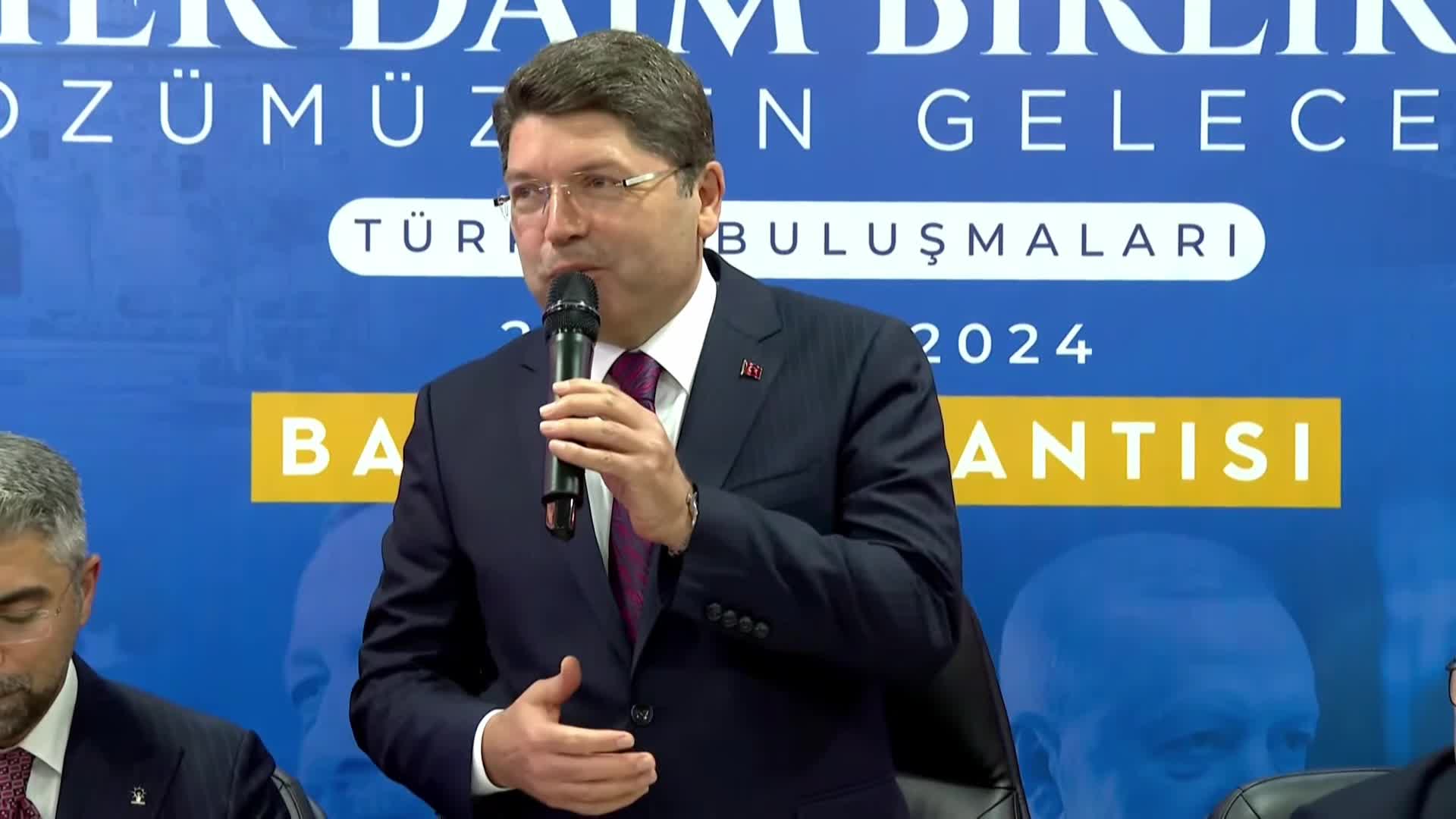 Yılmaz Tunç: "Cumhuriyetimizin ikinci yüzyılının başında darbecilerin yazdırdığı bir anayasayla devam etmemeliyiz"