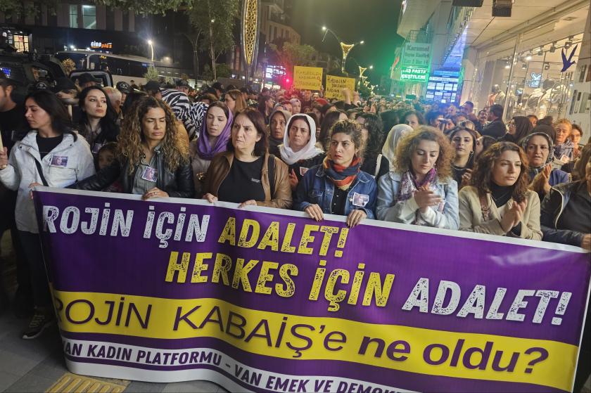 Van'da Kadınlar Polis Engelini Aşarak Rojin Kabaiş İçin Meşaleli Yürüyüş Düzenledi