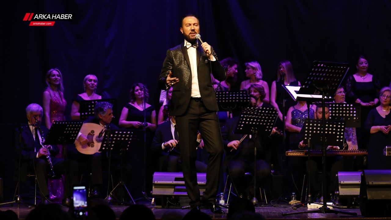 "Kırık Gitar"ın Yıldızı Çağdaş Suseven: Zeki Müren'in Evinde Klip Çekti, Sahneye Geri Dönüyor!