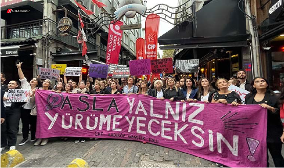 Kadıköy’de Kadınlar Şiddet ve Cezasızlığa Karşı Yürüdü: ‘Hükümet İstifa’ Sloganları Atıldı