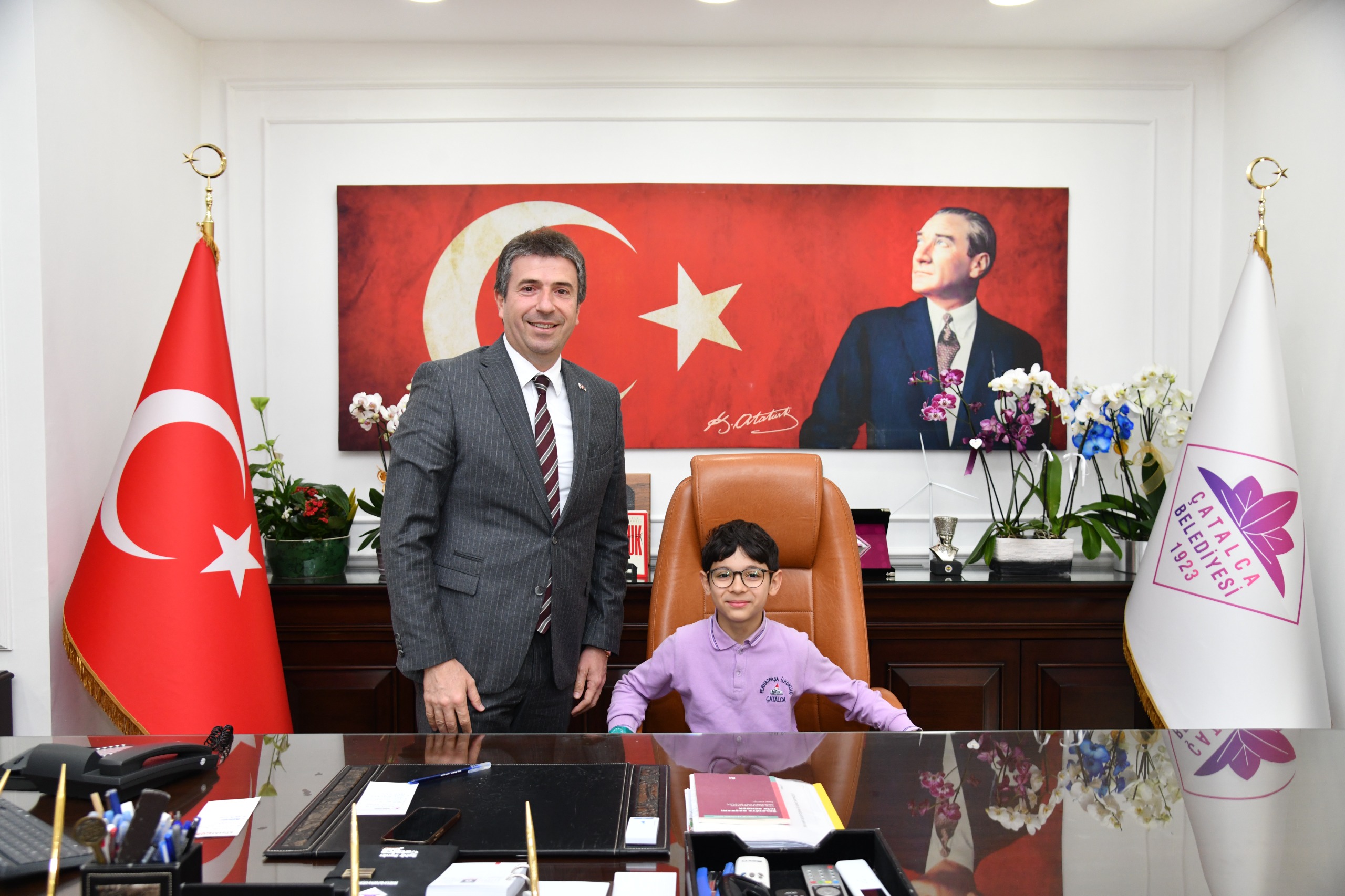 Başkan Erhan Güzel Makamı Çocuklara Teslim Etti