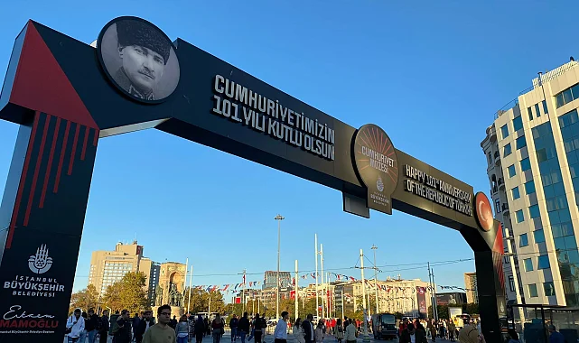 İBB, Taksim'deki Zafer Takını "Cumhuriyetimizin 101. Yılı Kutlu Olsun" Şeklinde Yeniledi