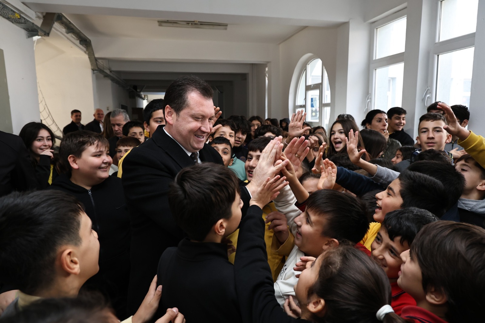 Başkan Balcıoğlu, Dünya Çocuk Hakları Günü’nde Okullara Çıkarma Yaptı