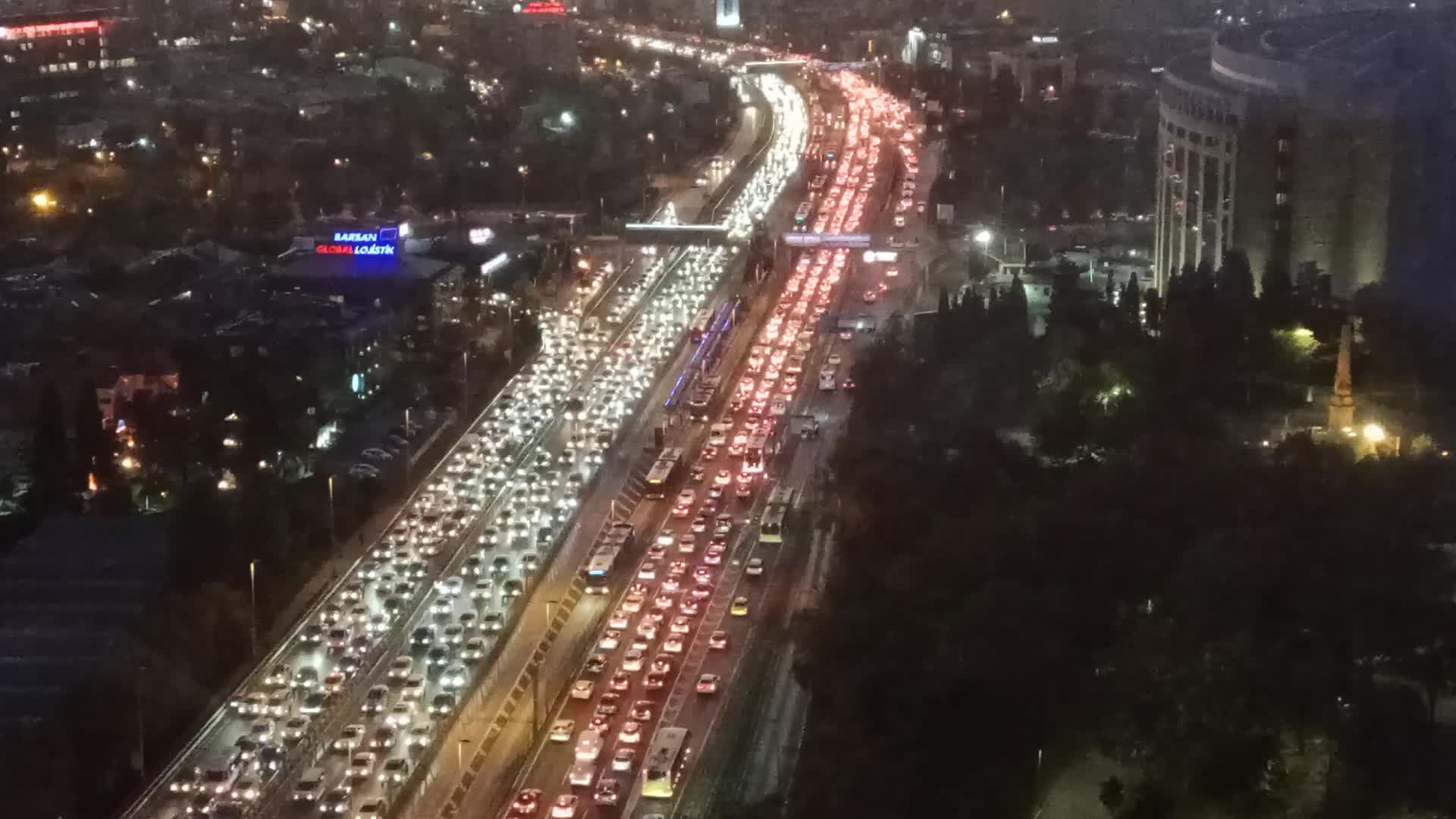 İstanbul'da akşam saatlerinde trafik yoğunluğu yüzde 81'e ulaştı.