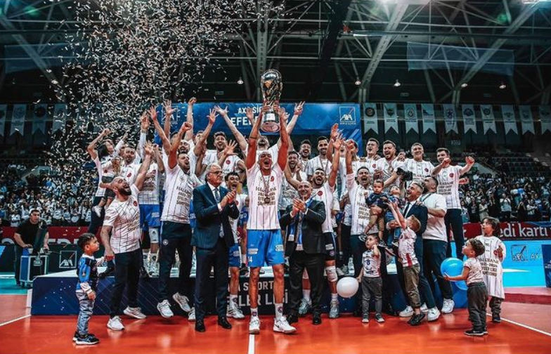 Halkbank Voleybol Takımı, Türkiye Erkekler Voleybol Ligi'nde Şampiyonluk Kupasını Kaldırdı