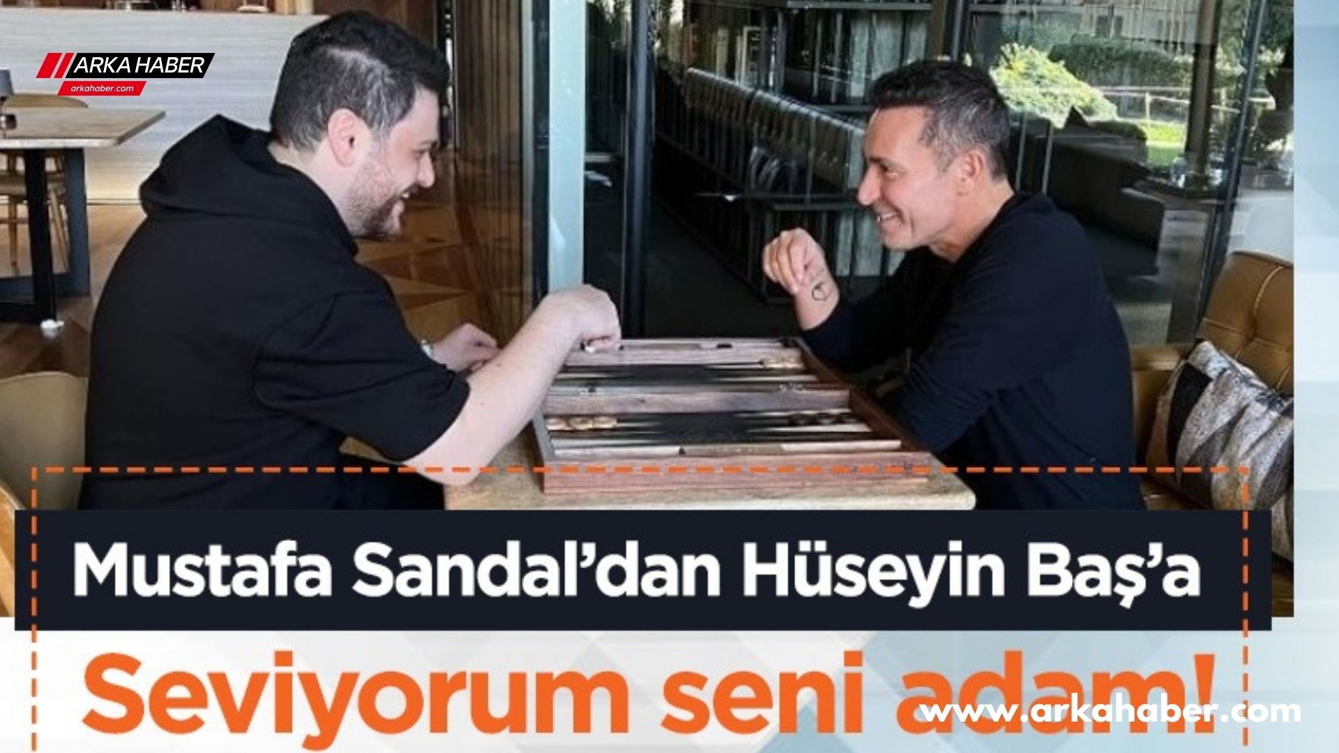 Mustafa Sandal’dan Hüseyin Baş’a Sahneden Mesaj: "Seviyorum Seni Adam!"