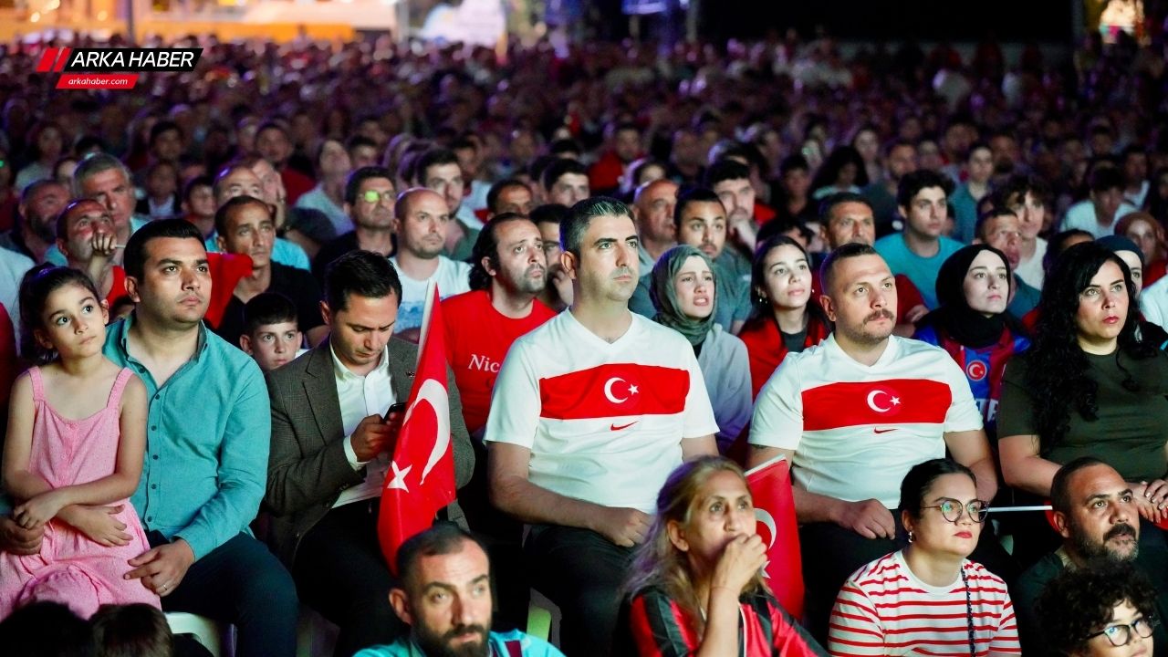 Kartal Meydanı Ay-Yıldızlı Zafer Kutlamalarıyla İnledi: Türkiye, Avusturya'yı Devirip Çeyrek Finalde!