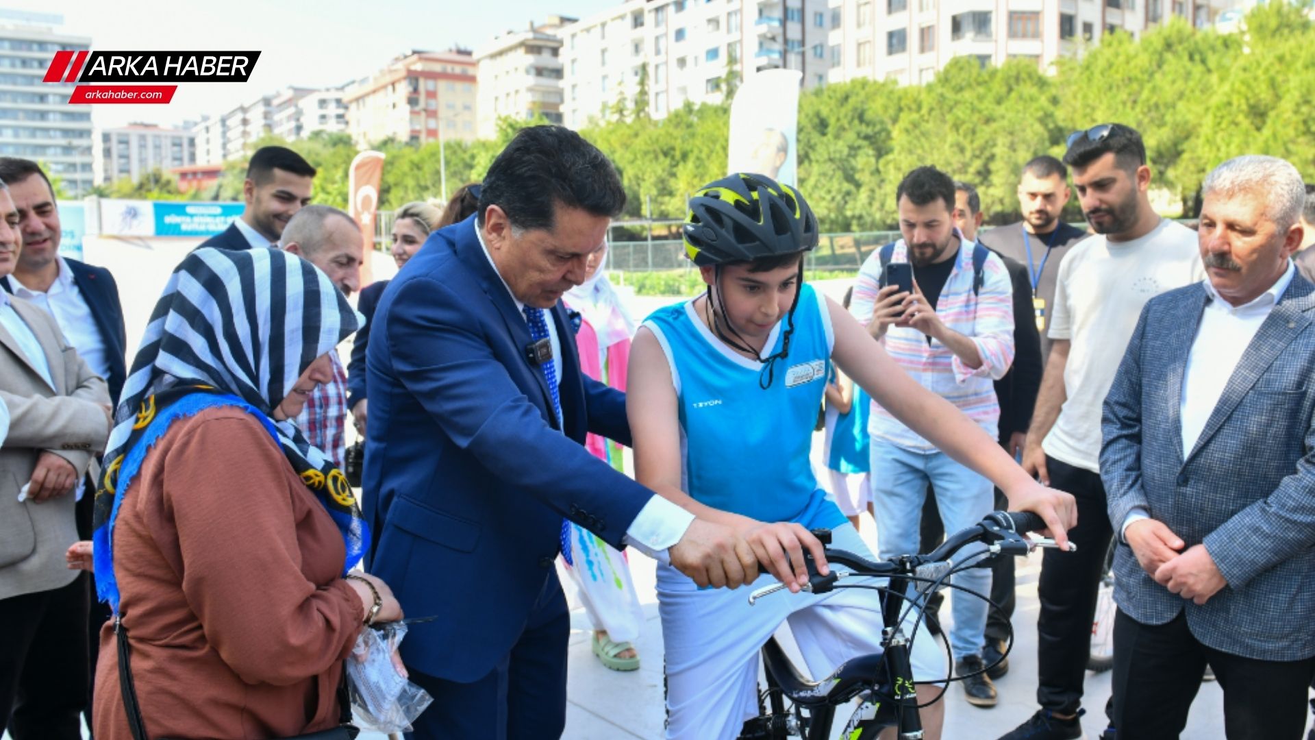 Esenyurt Belediye Başkanı Ahmet Özer Pedalların Prensine Sözünü Tutarak Dünya Bisiklet Günü Hediyesi!