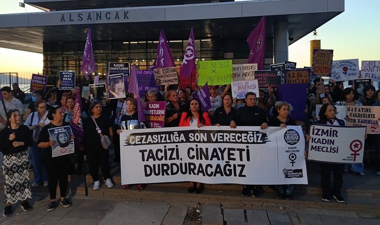 İzmir’de Kadınlar Cinsel Taciz ve Cinayetlere Karşı Yürüdü