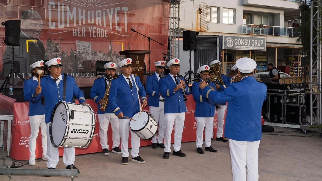 İzmir’de Cumhuriyet'in 101. Yılı Coşkuyla Kutlandı: "Cumhuriyet Her Yerde" Etkinlikleri Foça’da Devam Ediyor