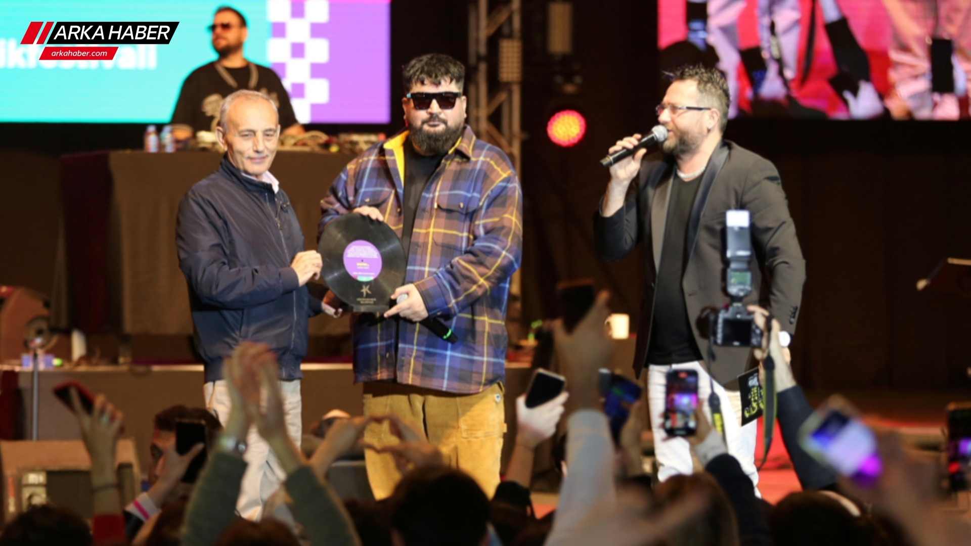 KÜÇÜKÇEKMECE'DE 3. GENÇLİK FESTİVALİ'NDE GENÇLER MÜZİĞE DOYDU