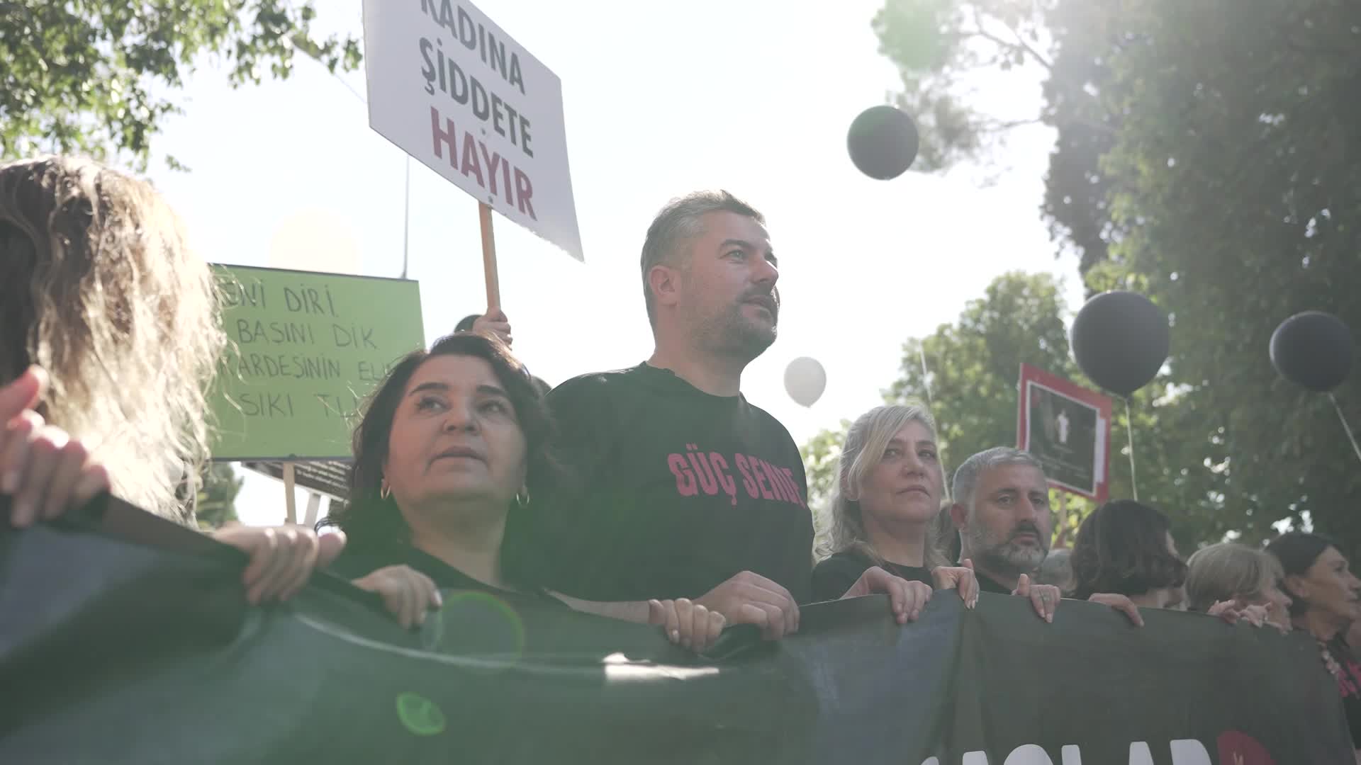  Buca’da, "Kırık Saçlar Özgürlüğe Yürüyor" Yürüyüşü Düzenlendi