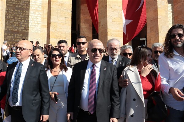  Zafer Partisi Genel Başkanı Özdağ, Cumhuriyet’in 101. Yılında Anıtkabir’i Ziyaret Etti