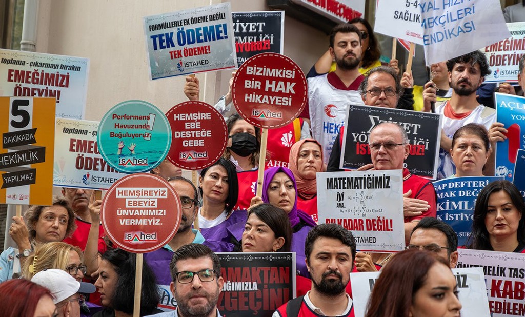 Sağlık Emekçilerinden Yeni Yönetmeliğe Tepki: "Cezalandırılıyoruz, Ödüllendirilmiyoruz"