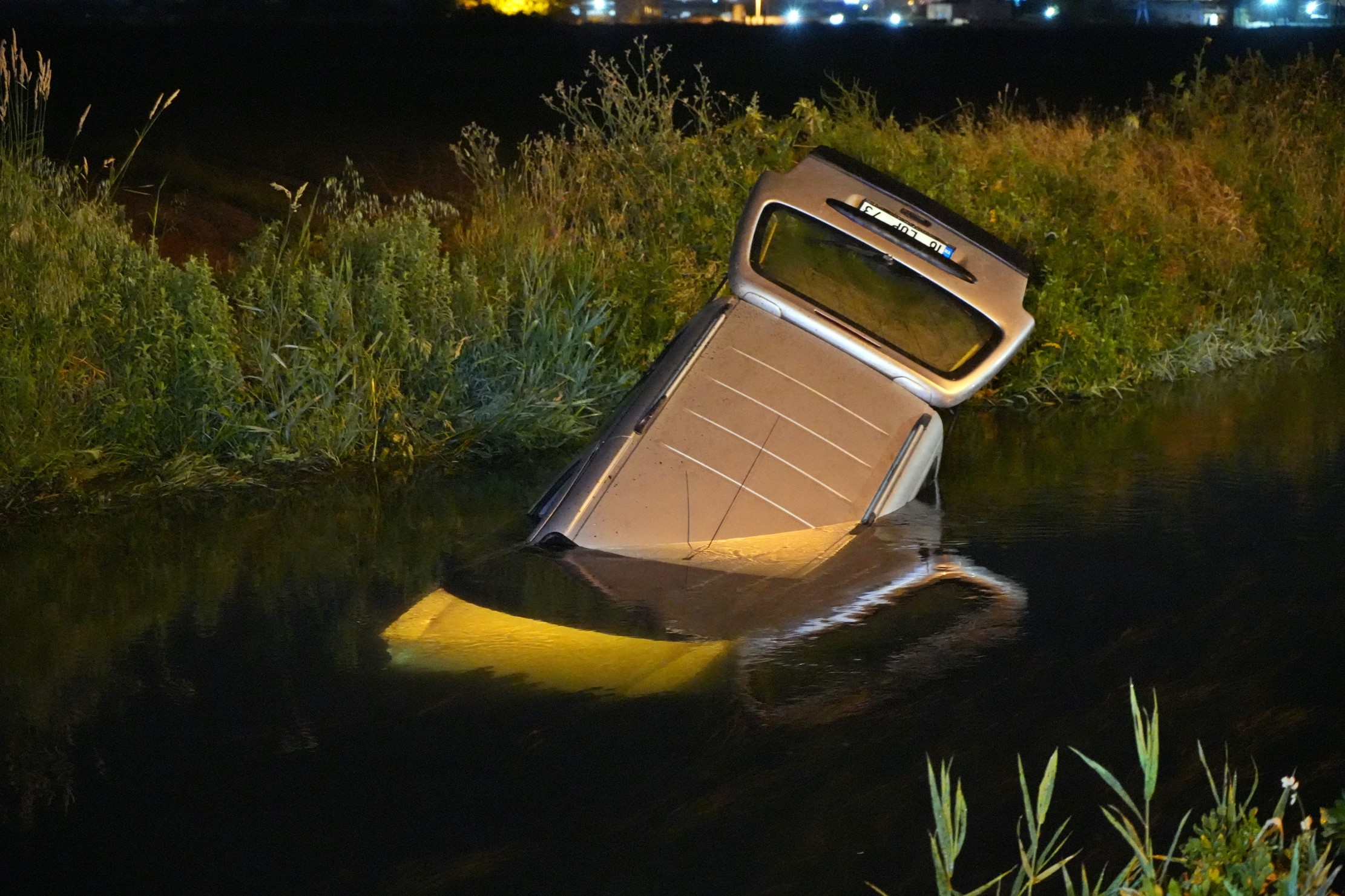 Antalya'da Otomobil su kanalına uçtu