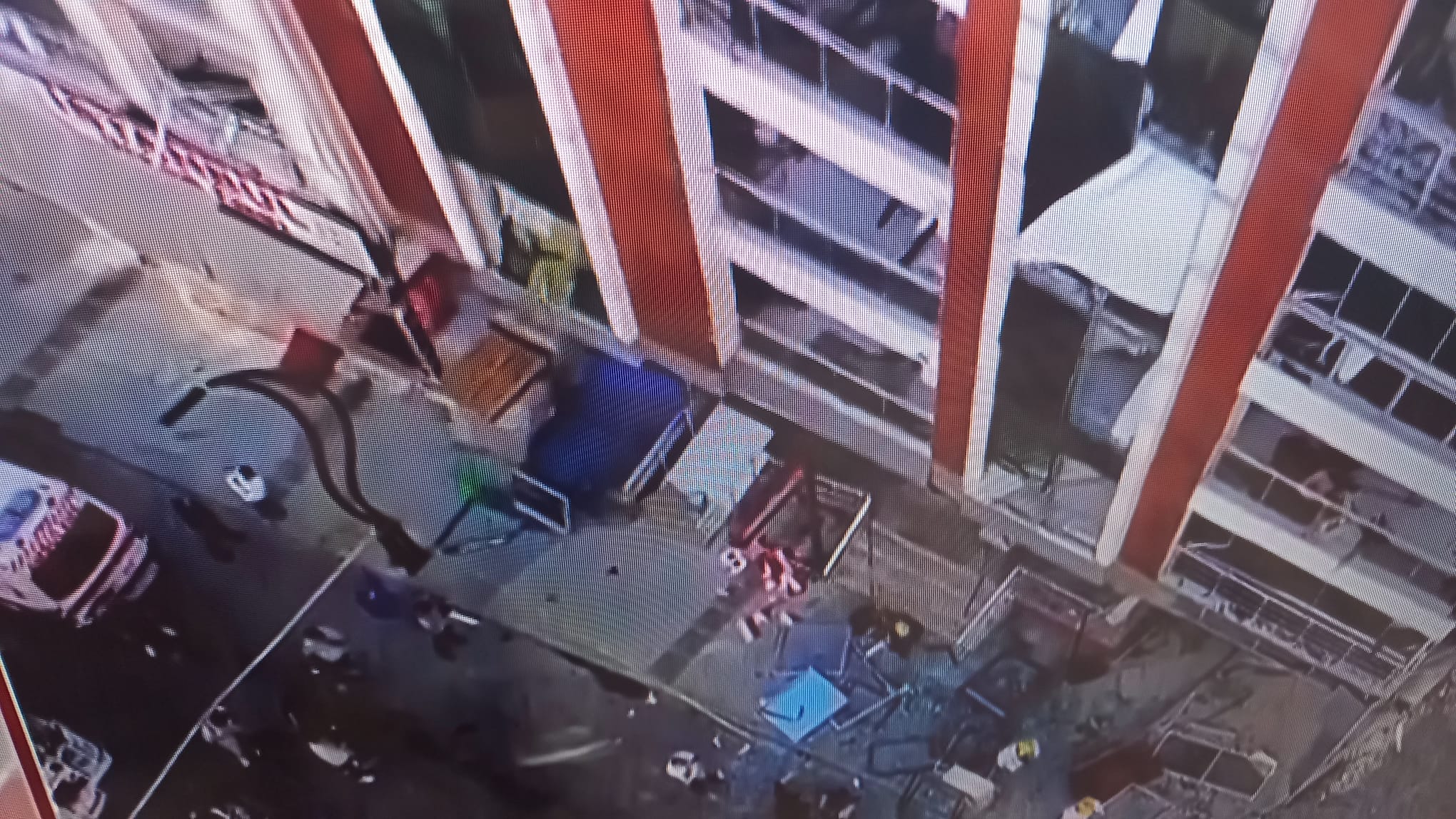 İzmir'in Torbalı ilçesindeki bir evde tüp  patlaması meydana geldi, ilk belirlemelere göre dört kişi hayatını kaybetti.