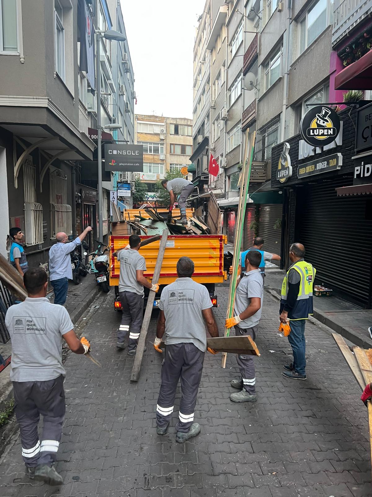 Beşiktaş Belediyesi İşgalleri Kaldırmaya Devam Ediyor